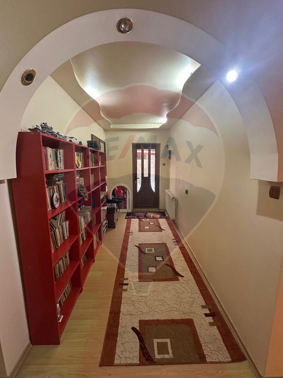 Casă spațioasă 6 camere, 2 băi, garaj spatios și terasă