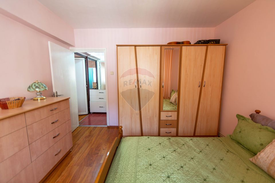 Apartament spațios de vânzare cu 4 camere, 2 băi și beci, Răcădău