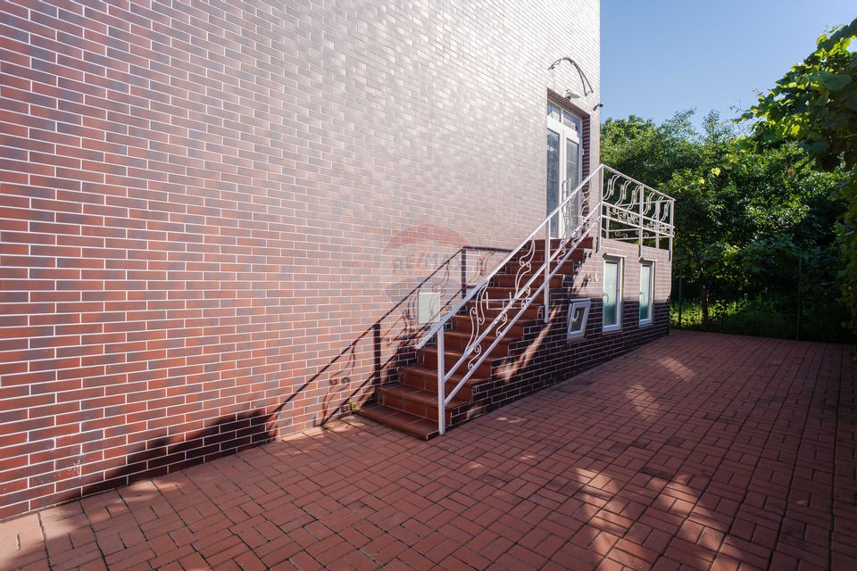 CLADIRE COMERCIALA CU SPATII OPEN SPACE