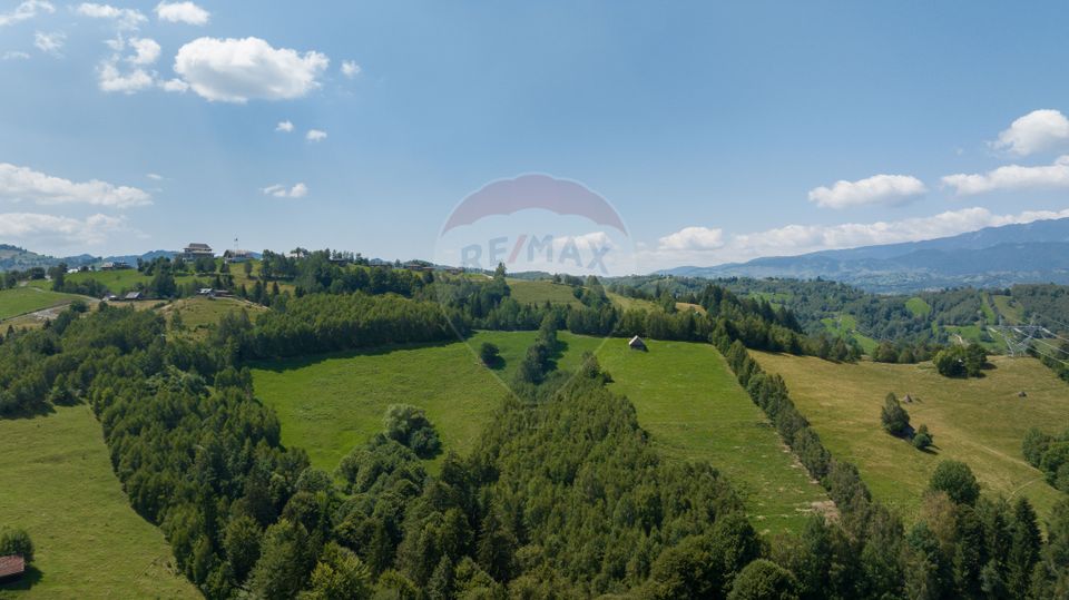 Teren Panoramic in Bran – Vedere spre Bucegi & Piatra Craiului