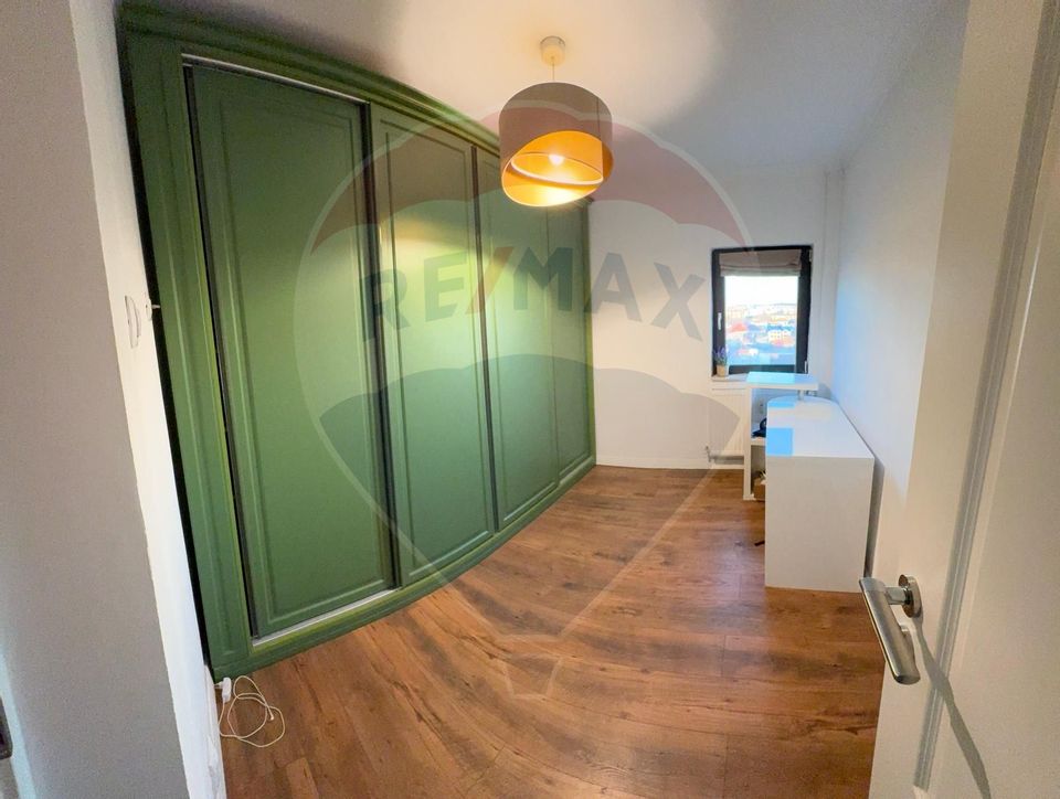 Apartament cu 4 camere de vânzare în zona Central