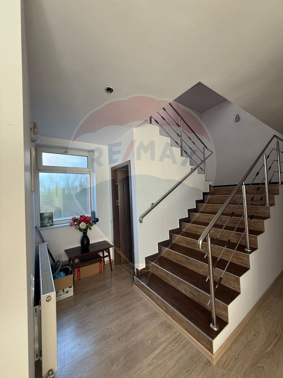 Casă / Vilă cu 9 camere de vânzare în zona 1 Mai