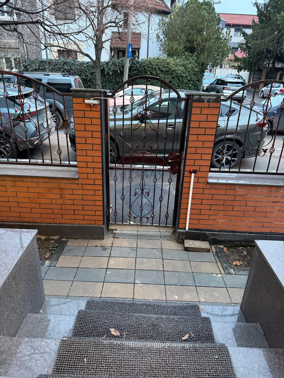 De inchiriat Casă / Vilă 7 camere + curte zona Vatra Luminoasa