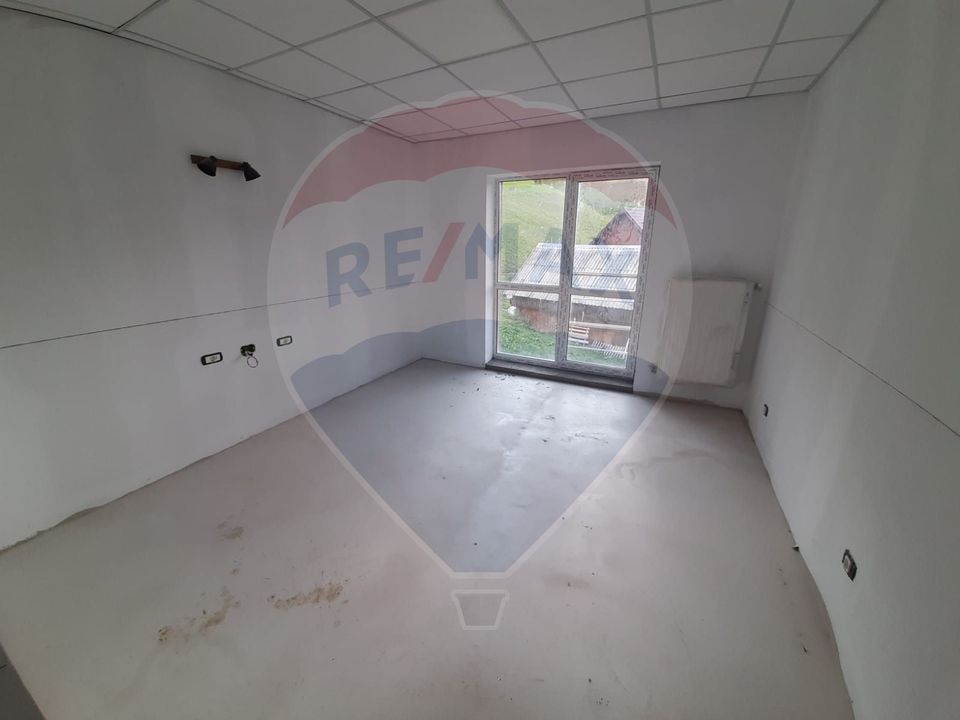 Villa / Guesthouse / Seniors' Asylum, beautiful Moeciu area, parking