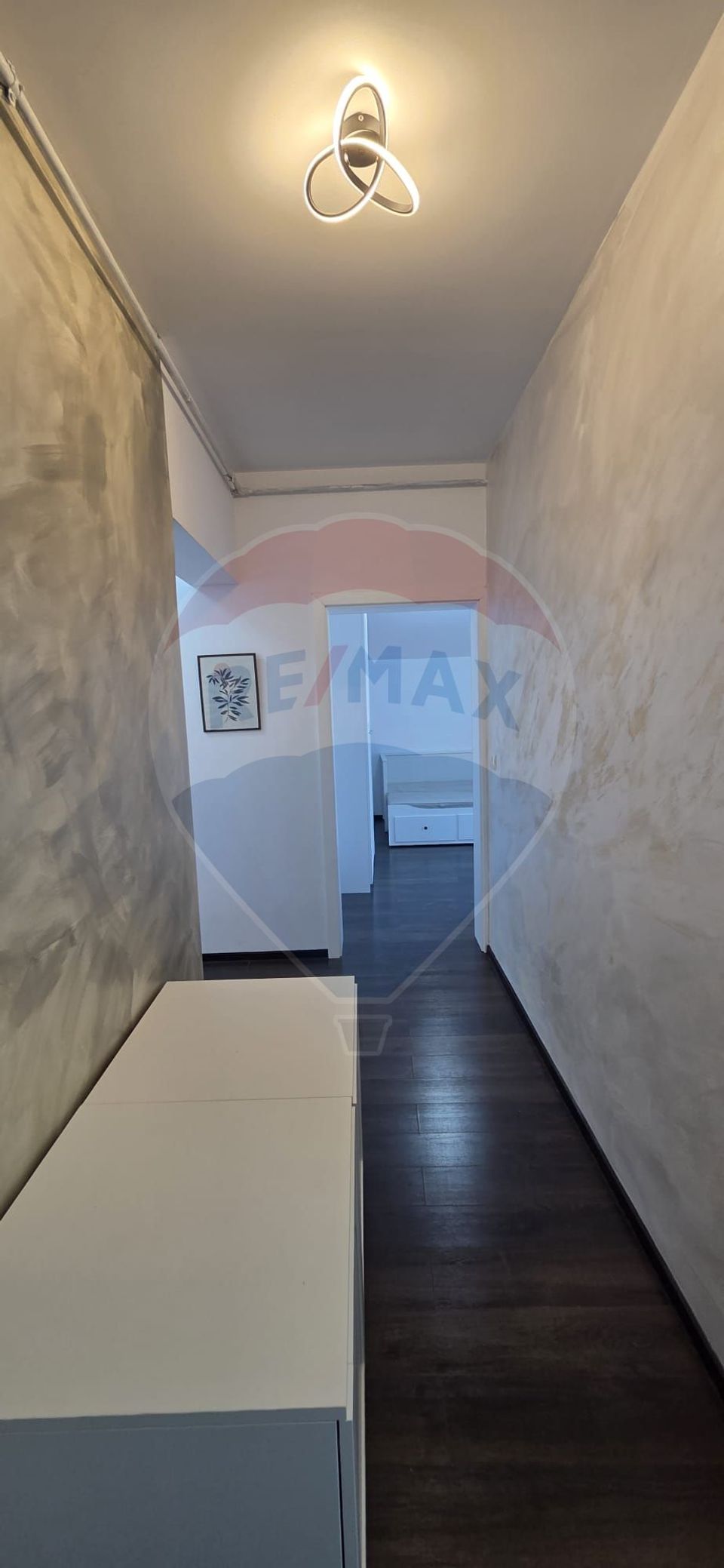Apartament cu 3 camere de închiriat