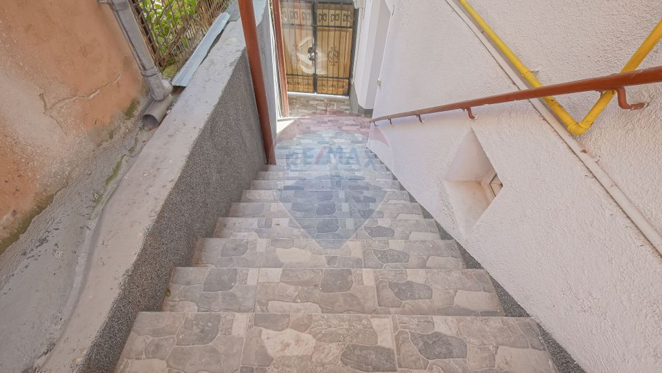 Casă falnică, curte individuală, langă Piața Unirii, în inima Scheilor