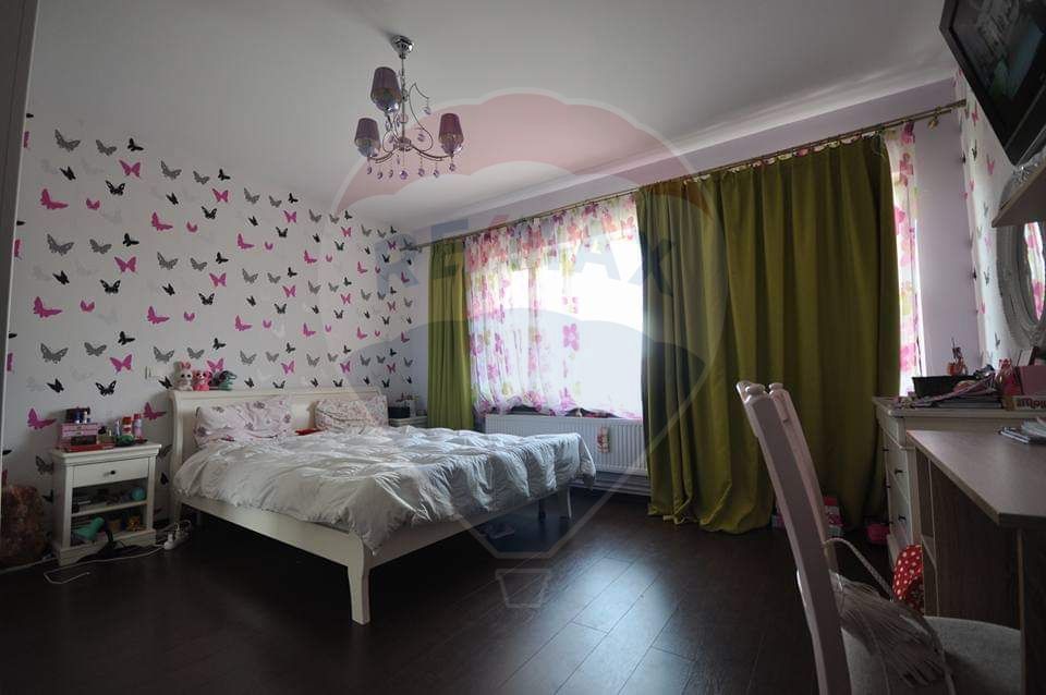 Vilă de închiriat in SANPETRU - zonă liniștită, curte mare