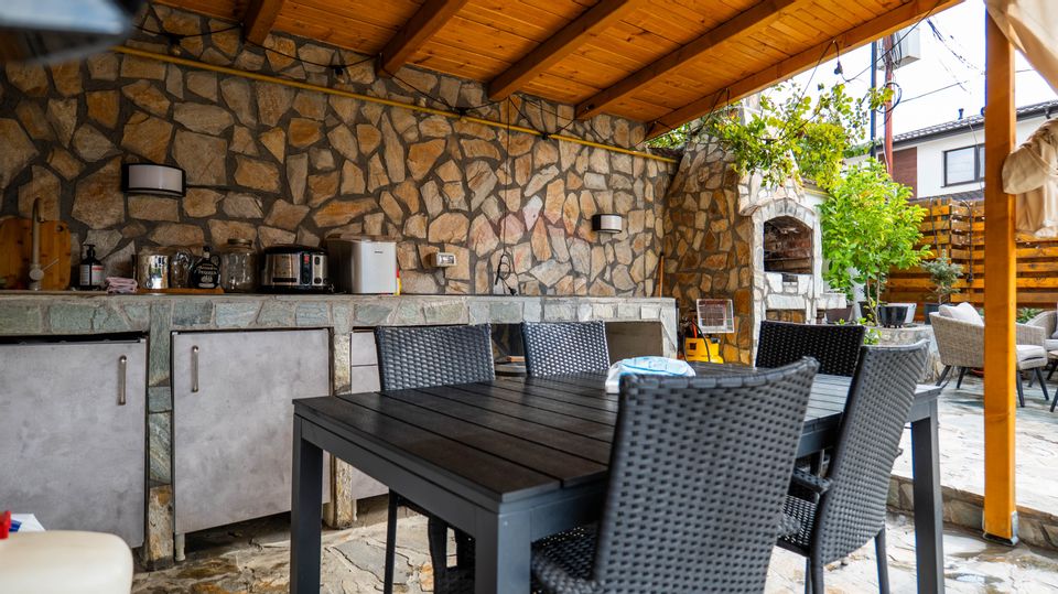 Vanzare - vilă 4 camere de complet mobilata, str. Caisului - Dobroesti