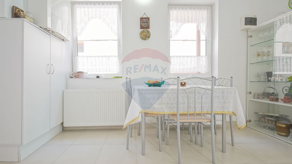 Casă falnică, curte individuală, langă Piața Unirii, în inima Scheilor