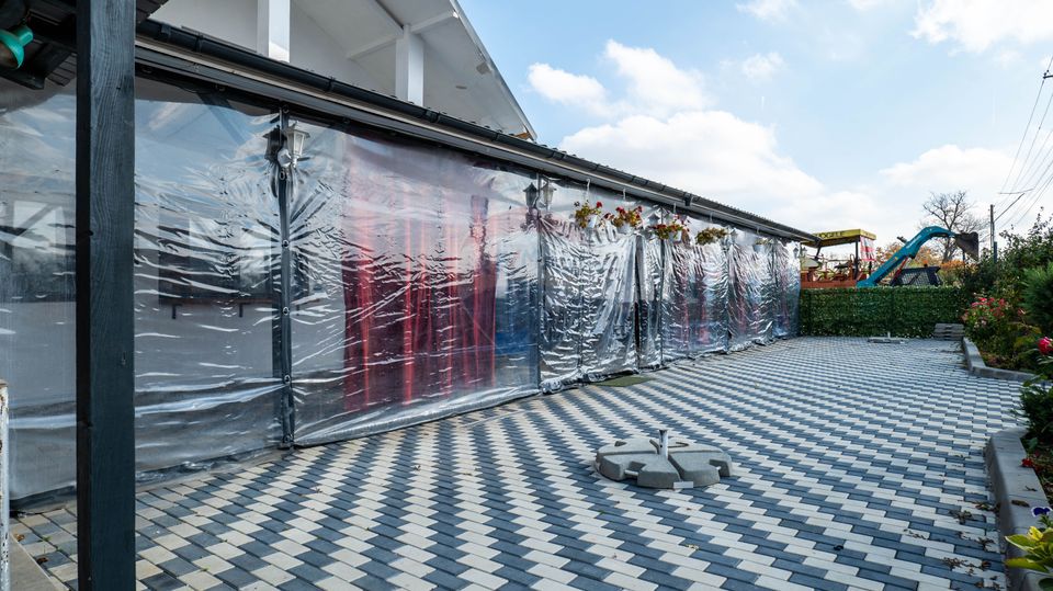 Vanzare  casa cu restaurant, terasa si teren intravilan liber - Titu