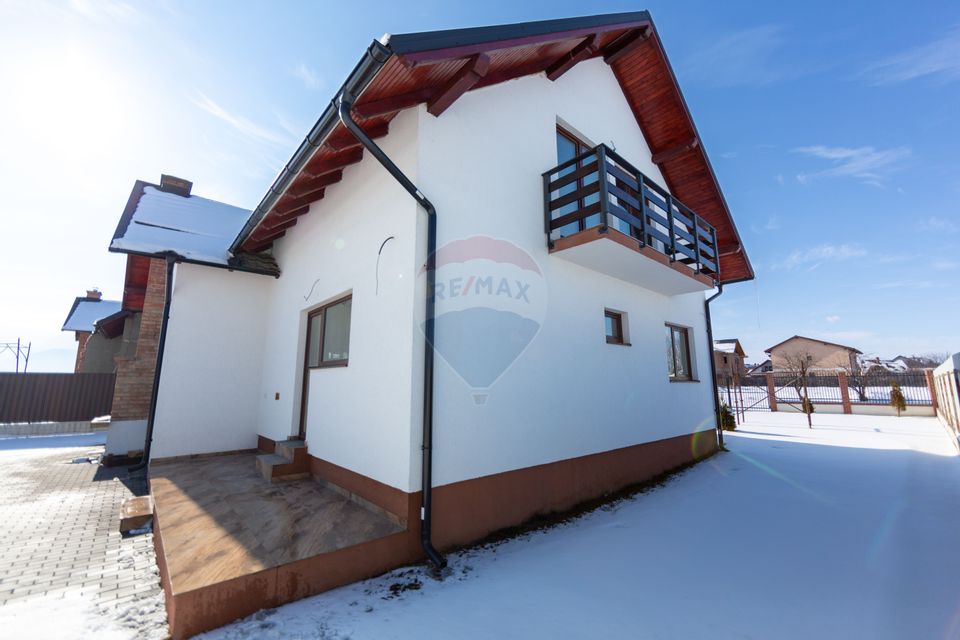 Casă Modernă la Cheie | 4 Dormitoare | 590 mp Teren | Tărlungeni