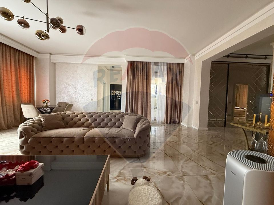 Apartament cu 4 camere de vânzare în zona Sarari