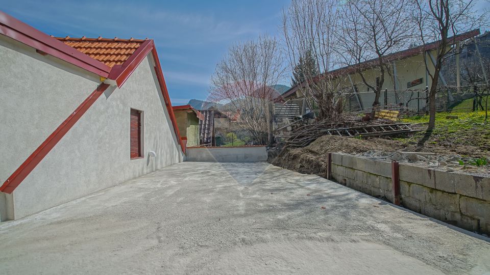 Casa renovată, cu garaj si teren de 679 mp, Scheii Brașovului