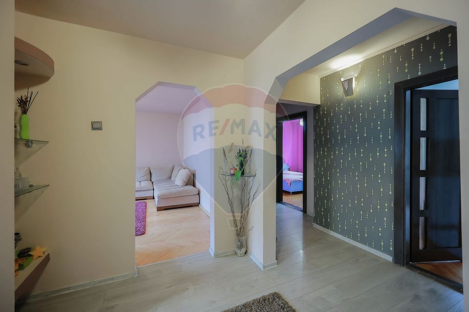 Apartament 3 camere de vânzare în zona Rogerius