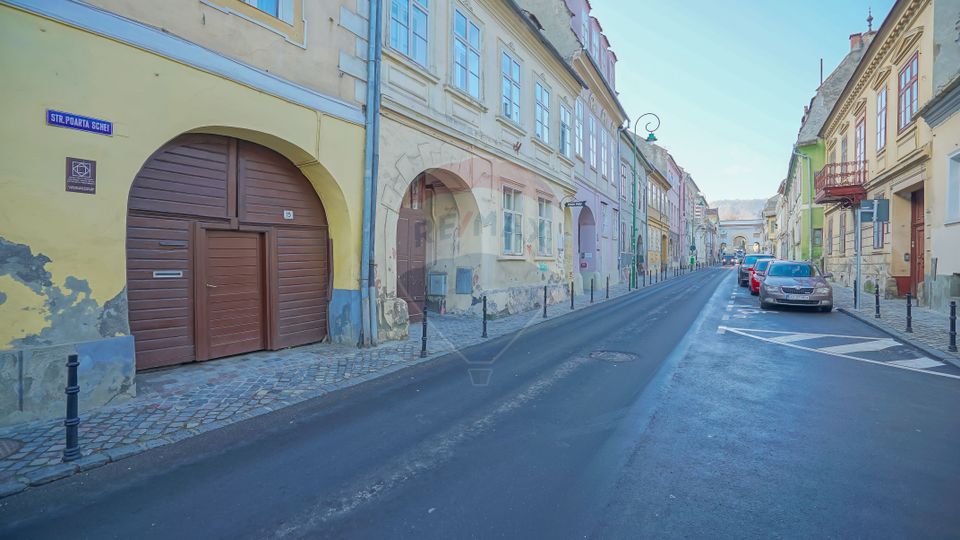 REZERVAT! Casă cu 2 camere și mult potențial, Poarta Schei