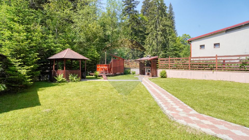 Casă / Vilă cu 8 camere de vânzare în zona Valea Rasnoavei