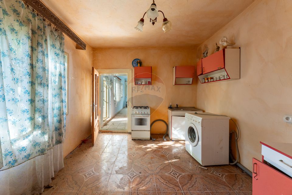 Casă cu 3 camere si teren 2196 mp de vânzare in Covasant,Arad