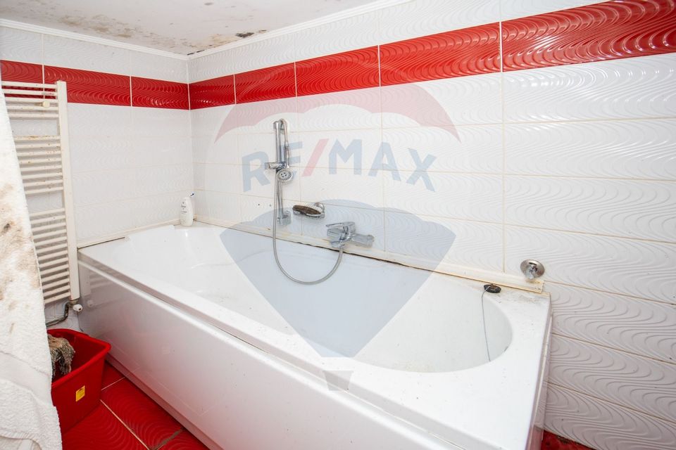 Casă cu 3 camere de vânzare în zona Schei