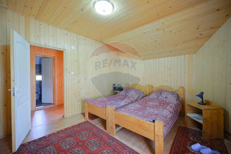 De vânzare Casǎ de Vacanțǎ cu 3 camere, teren 1146 mp, Budureasa