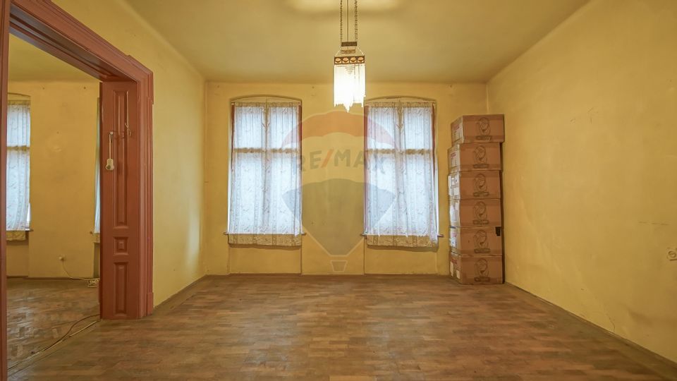 Vilă pe str Alexandru Ioan Cuza, 10 camere, S + P + E, teren 282 mp