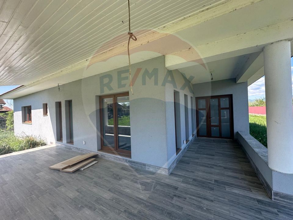 Casă cu 4 camere de vânzare