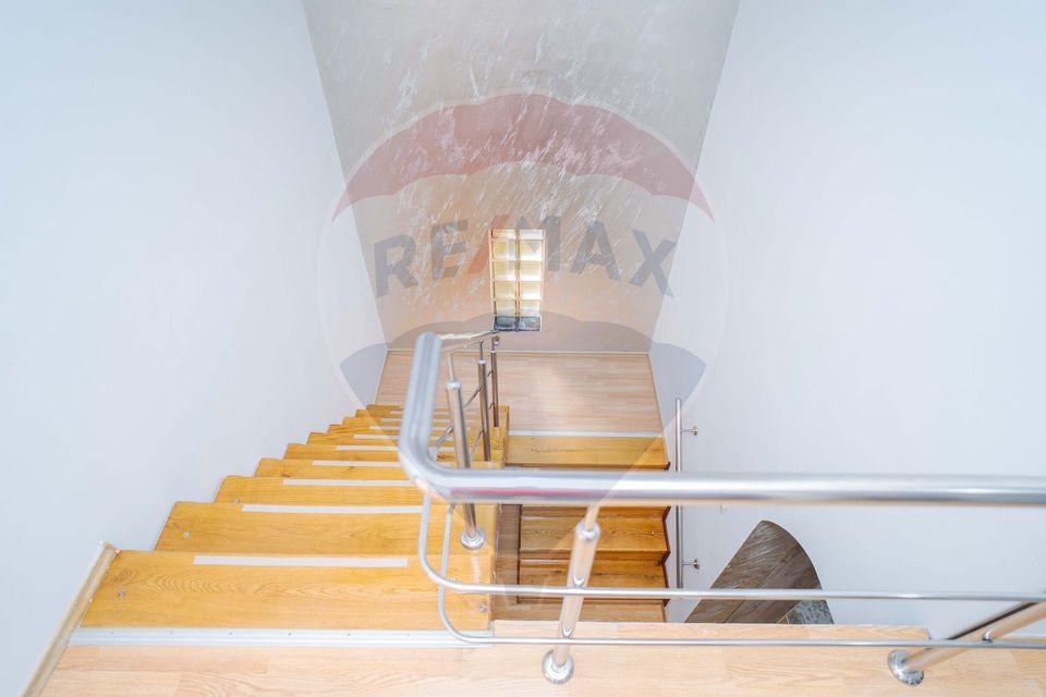 Casă / Vilă cu 5 camere de vânzare în zona Central