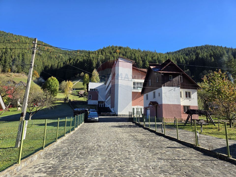 Villa / Guesthouse / Seniors' Asylum, beautiful Moeciu area, parking