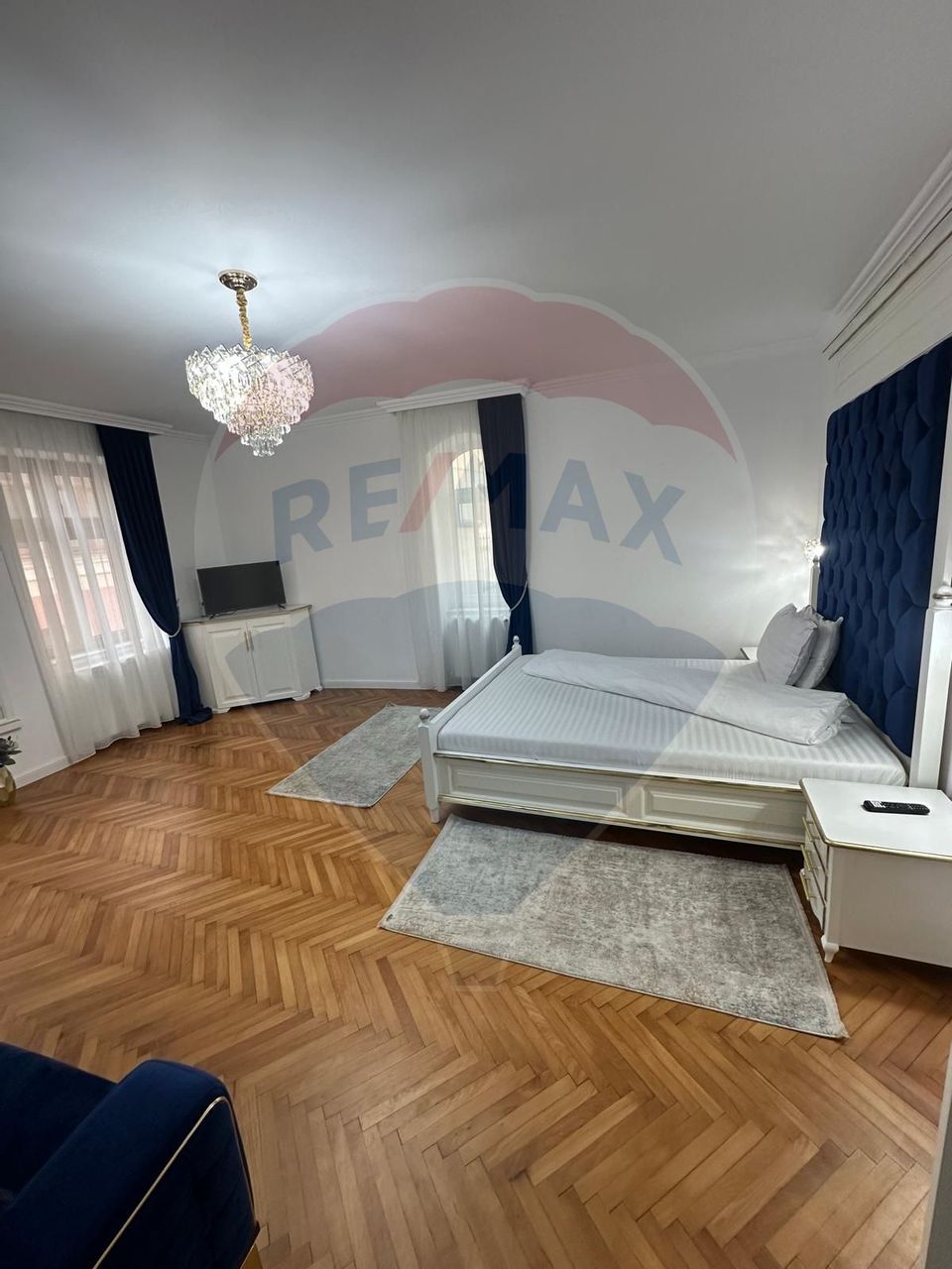 Apartament ultracentral cu 3 camere de închiriat