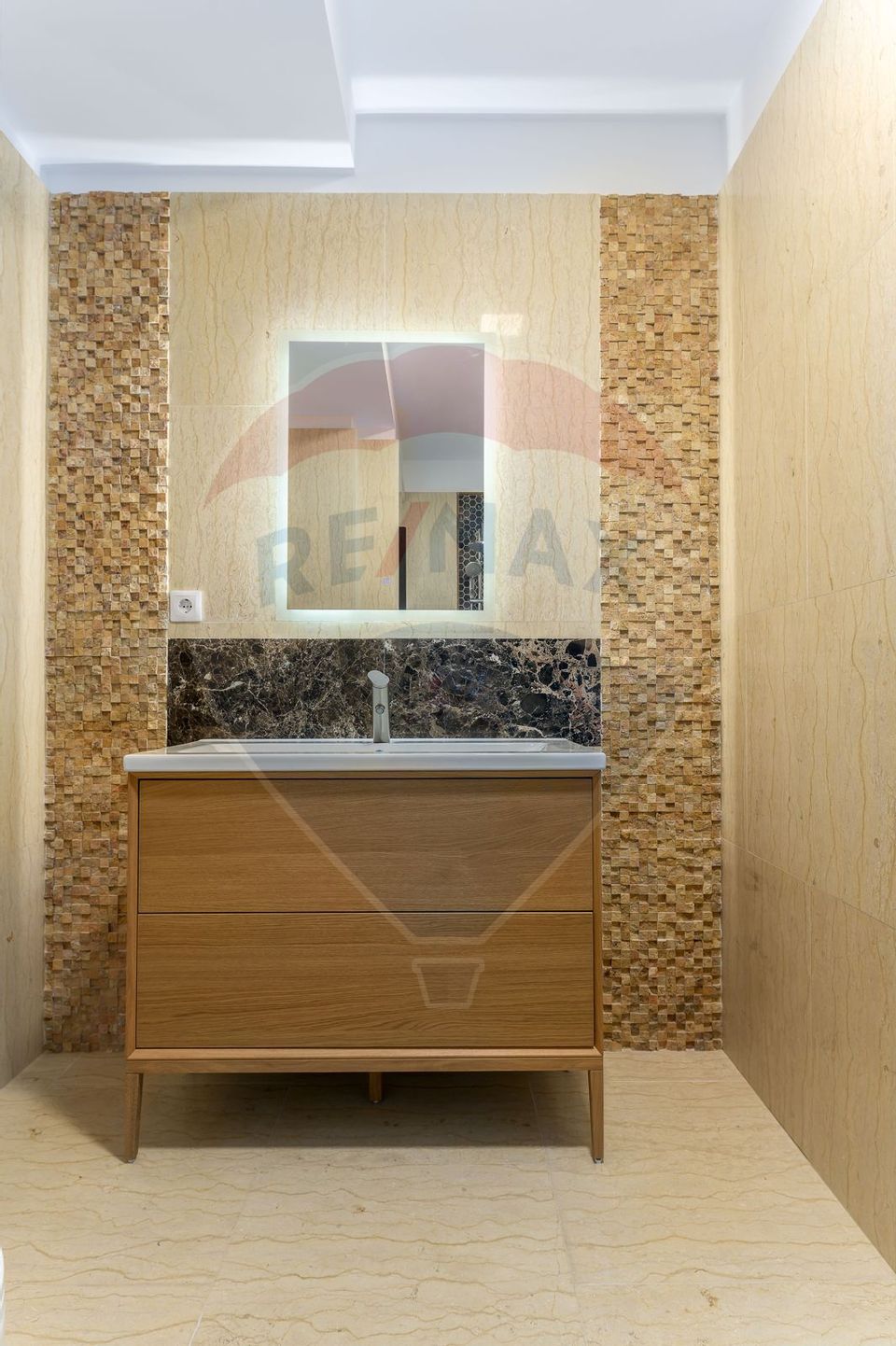 Vilă frumoasa cu 5 camere, 700 mp currte si pompa de caldura - Saftica