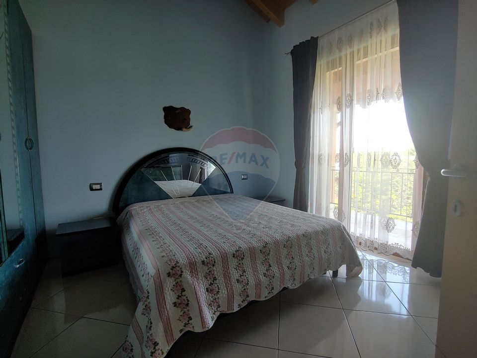 Casă / Vilă de lux cu 5 camere de vânzare în Vadu Moldovei, Suceava