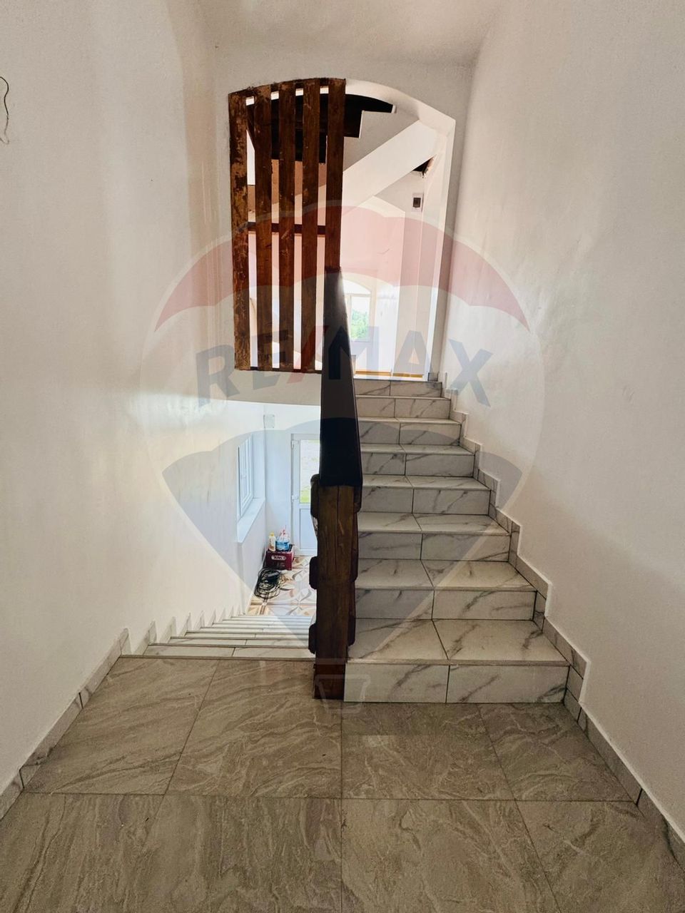 Hotel / Pensiune cu 9 camere de închiriat în zona Est