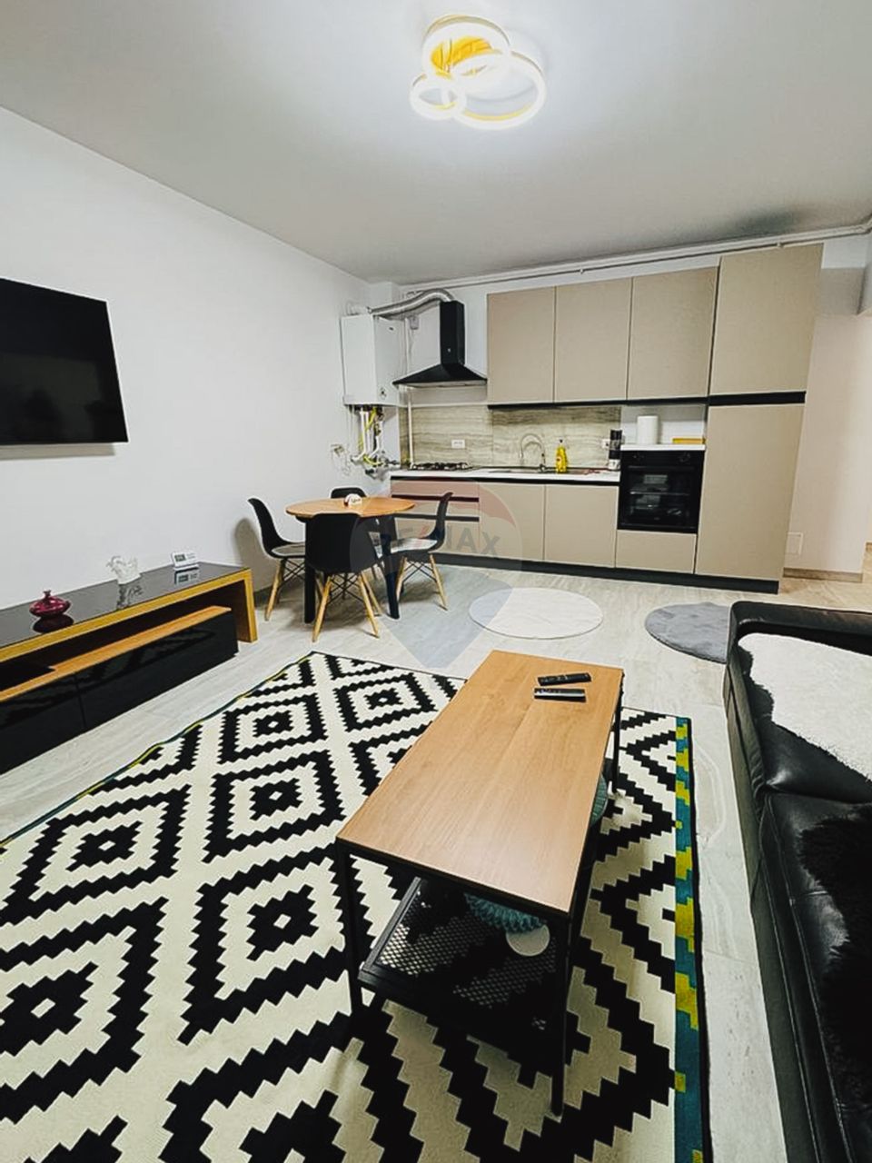 Apartament cu 3 camere de vânzare în zona Central