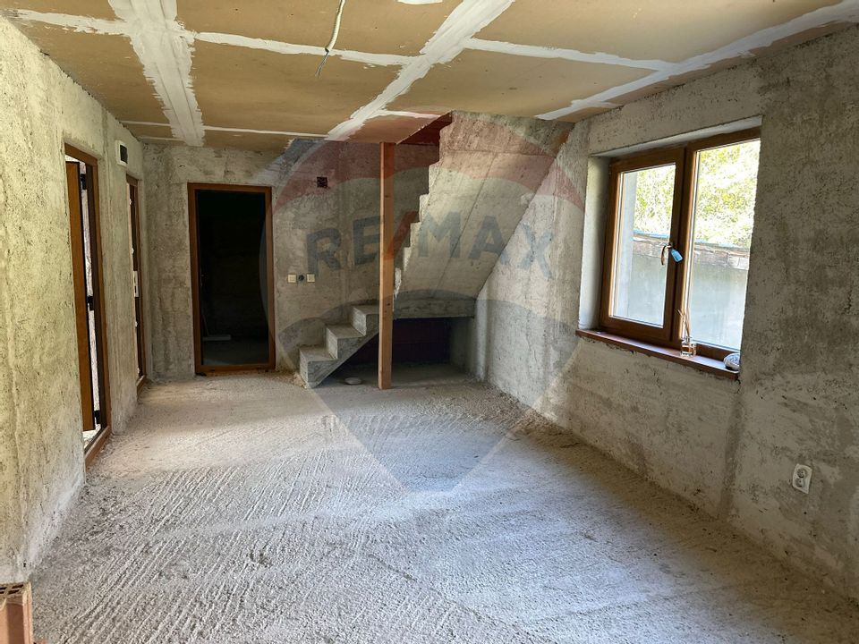 Casă / Vilă la gri in Pangarati Neamt