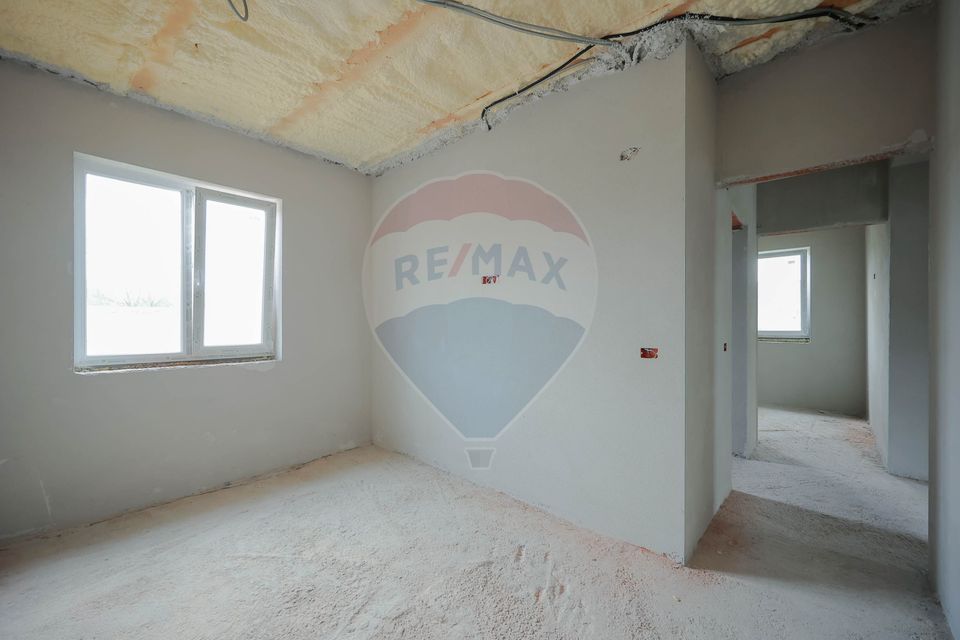 De vânzare casă semifinisată cu 3 camere, 455 mp teren, în Cihei