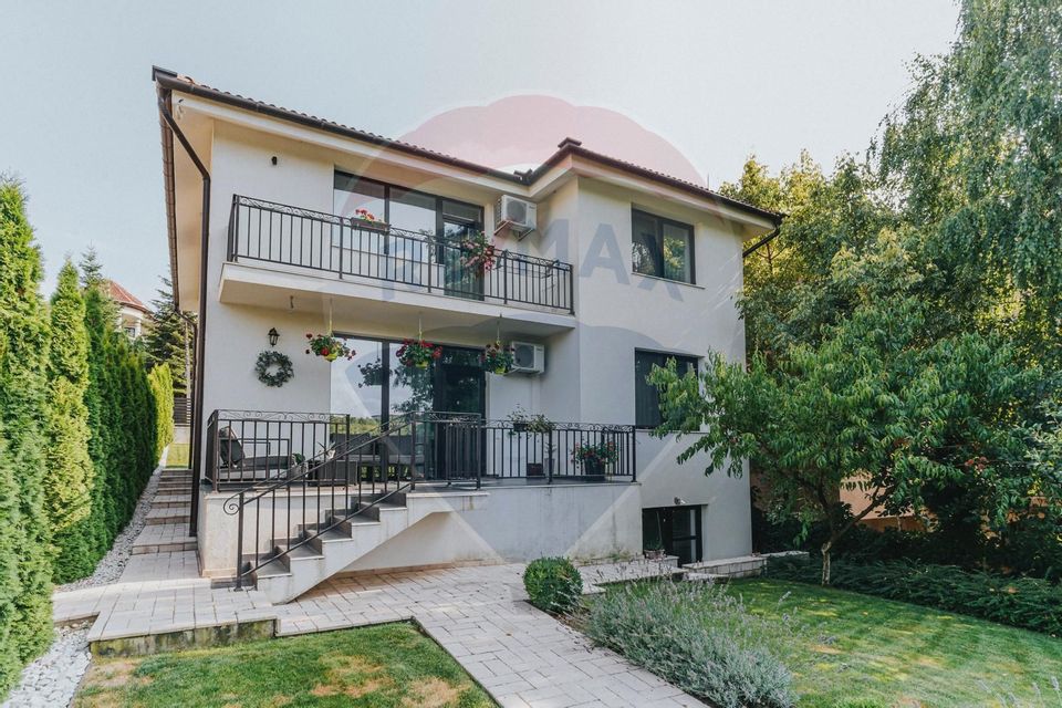 Ready to Move Family Home with Heated Pool – Gheorghe Doja Street, Ora