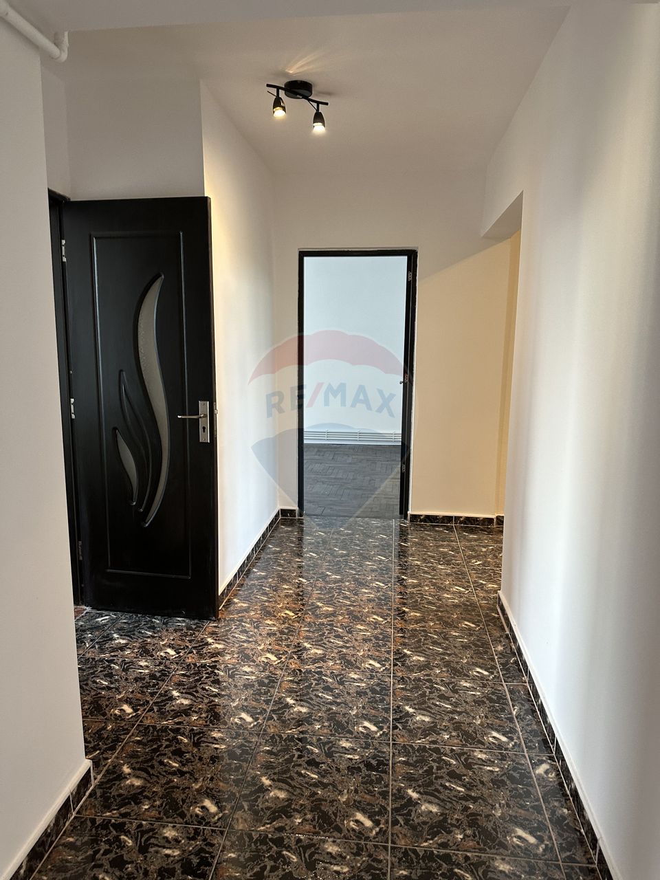Apartament cu 4 camere de vânzare Roman central