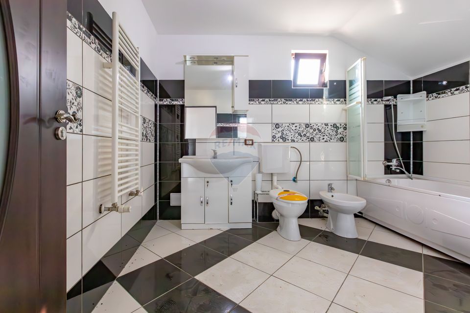 Hală 1.000 mp + curte 3.200 mp + CASĂ 160 mp BONUS | Acces TIR | Bacău