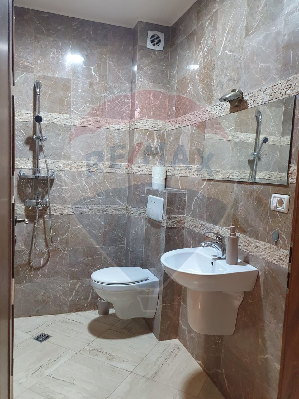 Apartament de lux cu 3 camere, in Gradiste- de inchiriat