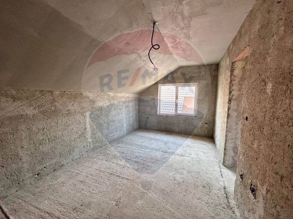 Casă  de vanzare la gri cu 4 camere,teren 552mp in Les