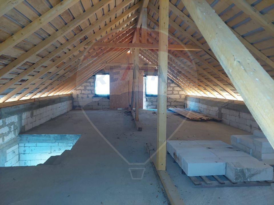 Casa la rosu de vanzare in Caiuti, Bacau