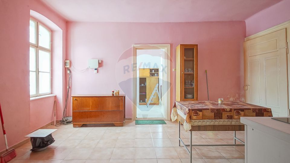 Casă de vânzare în centrul localității Prejmer, teren 5.055 mp!