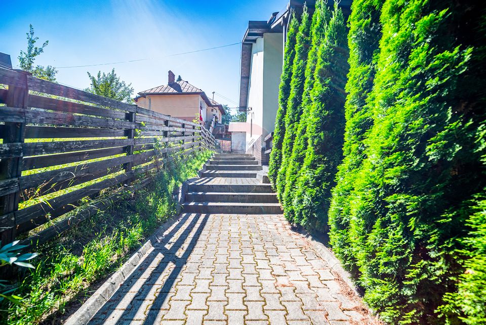 Casă P+M cu 6 camere în Bușteni - Zona Zamora