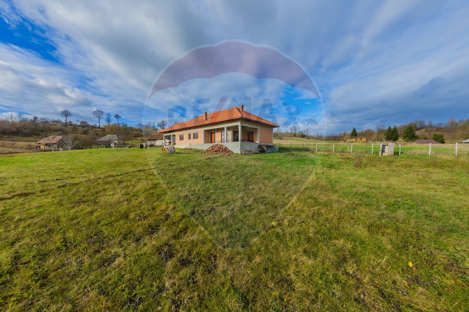 Casă Spațioasă cu Curte Mare