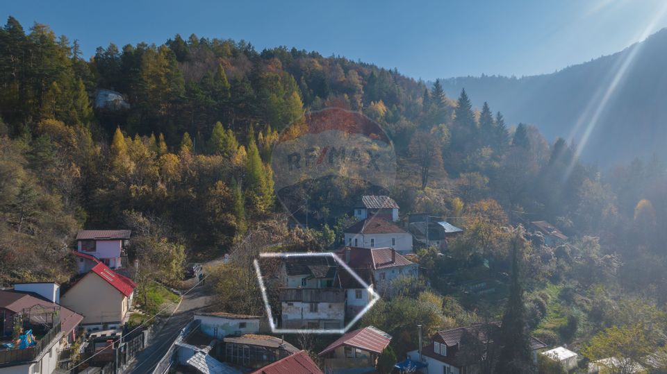 Casă demolabilă, cu teren și panoramă în Scheii Brasovului