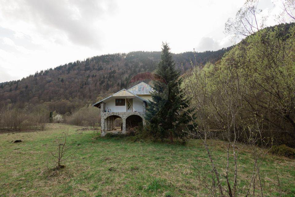 Proprietate unică în Tarcău – 30.283 mp intravilan, casă P+M