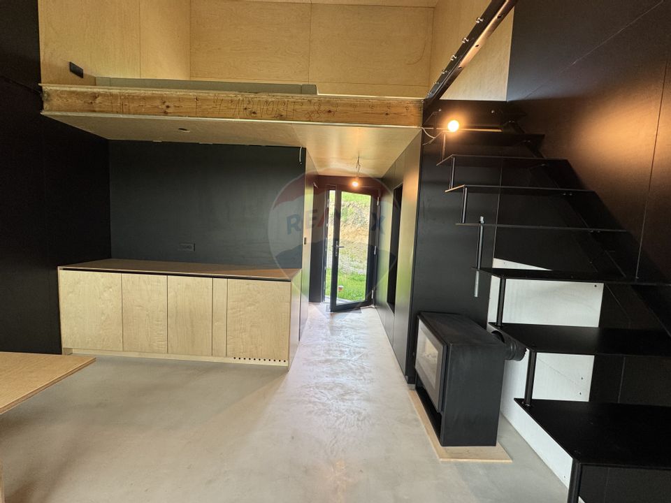 Doua case la munte, cu vedere superba, localizate in Poiana Marului