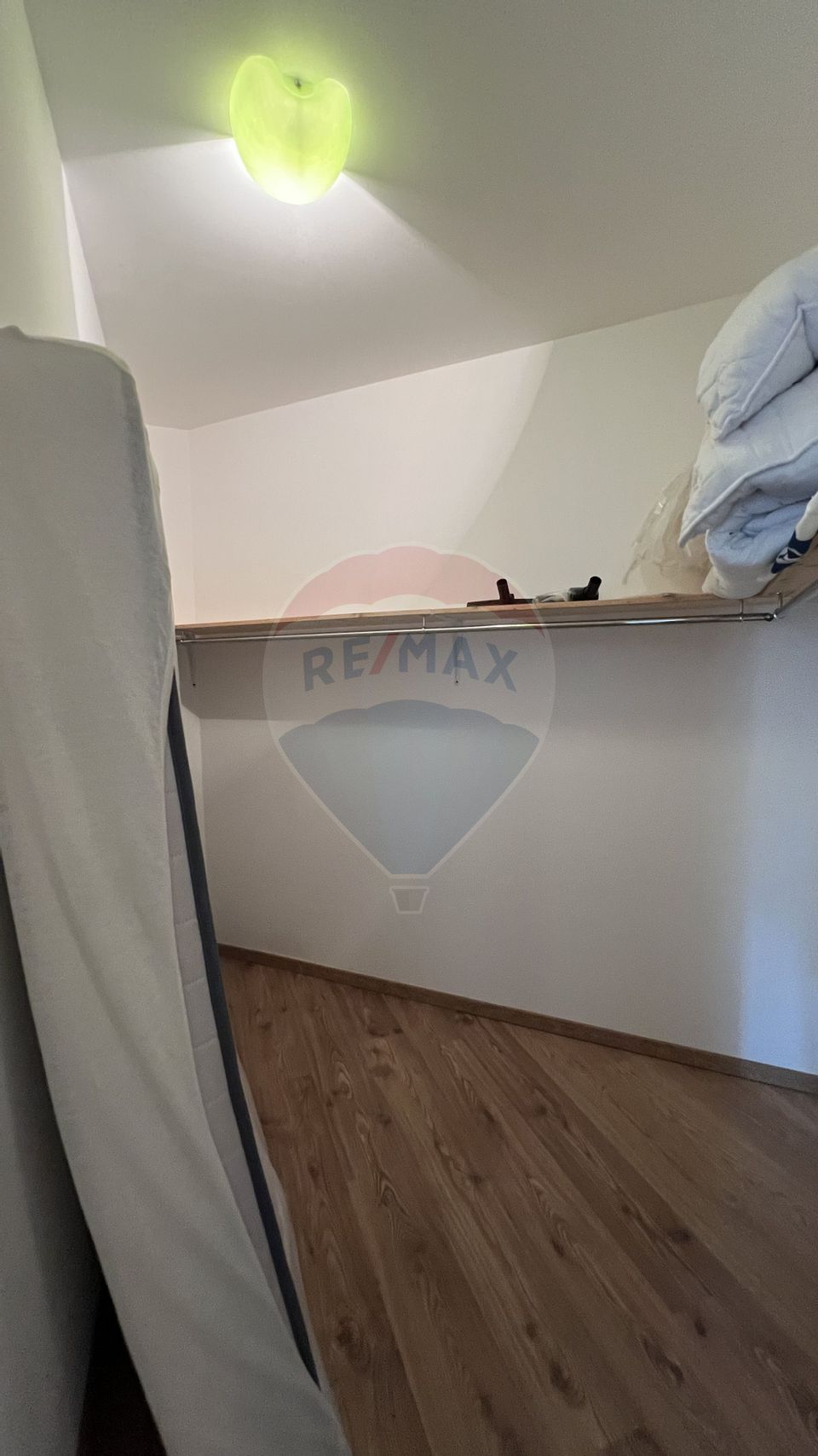 Apartament cu 3 camere de închiriat în zona ultracentralǎ