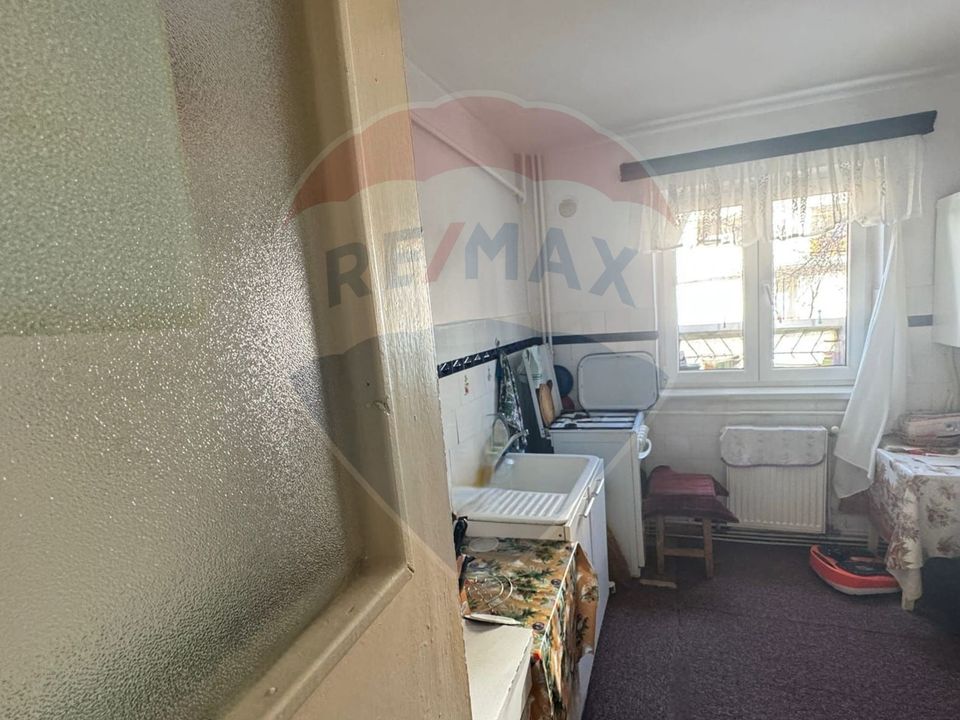 Apartament cu 3 camere decomandate de vânzare zona BAZINULUI DE INOT