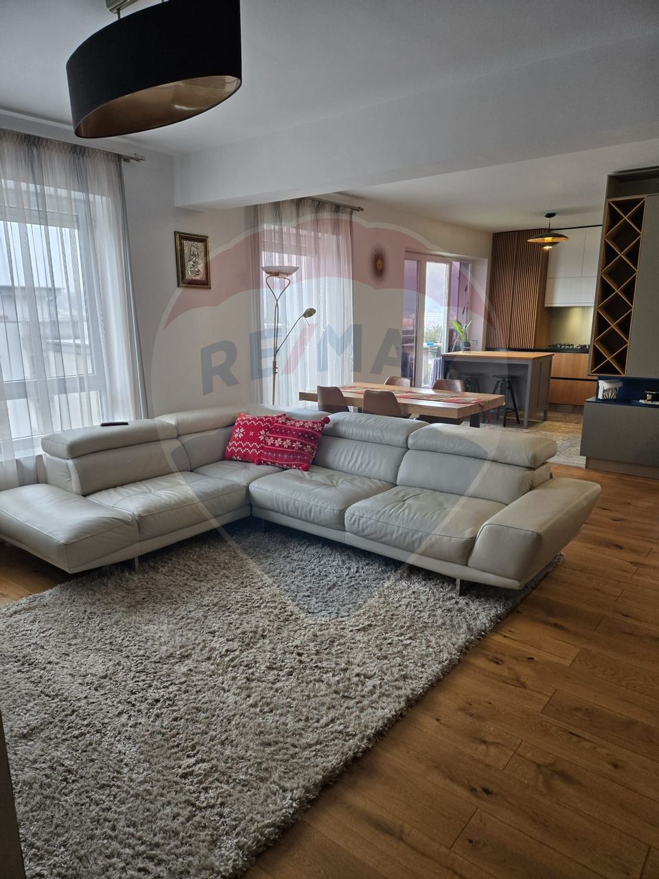 Apartament de lux cu 3 camere de închiriat