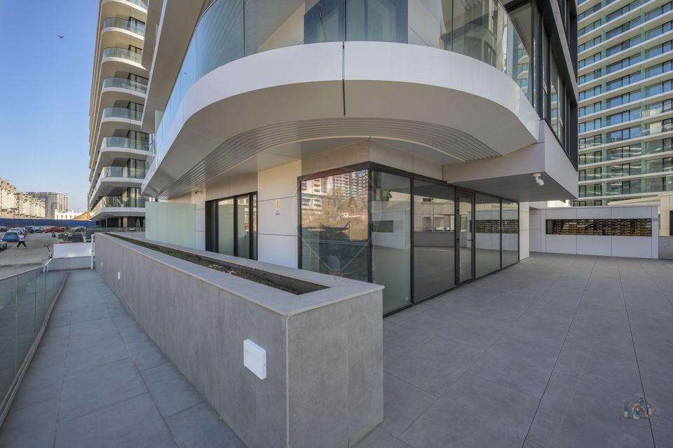 Spatiu ideal showroom/cafenea | vitrine + terasa